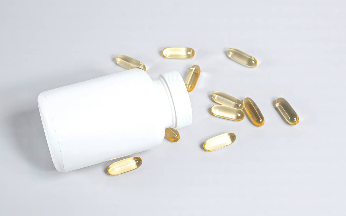 Bar chart showing percentage of men reporting side effects from common prostate supplement ingredients: saw palmetto (12%), beta-sitosterol (9%), pygeum (7%), zinc (5%), rye pollen extract (4%) based on 2022 meta-analysis